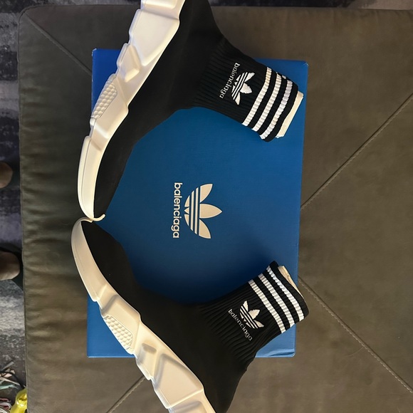 Brand new and unworn. Comes with original box. Size 11 - Picture 2 of 6